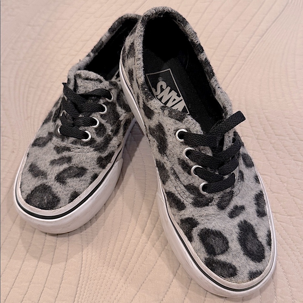 🩶VANS Animal print fuzzy flocked grey black sneakers women 5